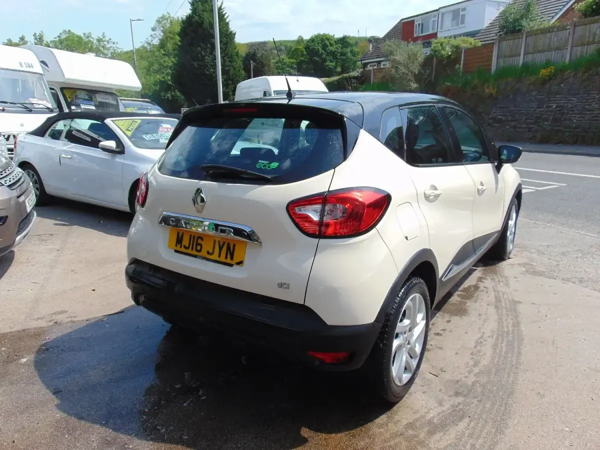 Used Renault Captur Dynamique 90 HP (66 kW) 2016 Cream SUV