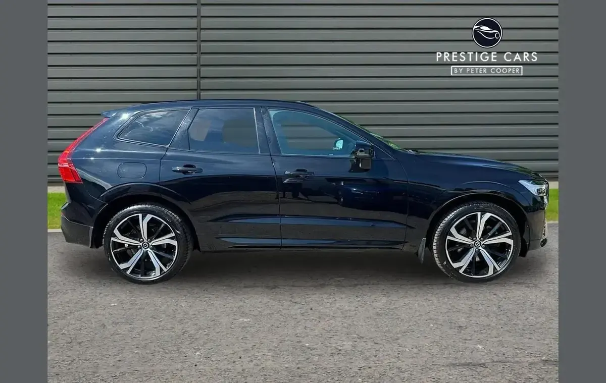 Used Volvo XC60 R-Design 247 HP (181 kW) 2022 Black SUV