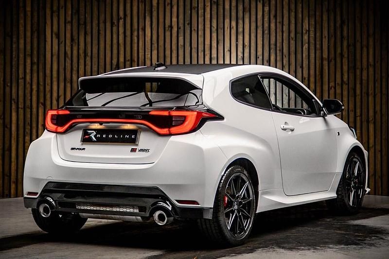 Used Toyota Yaris 280 HP (205 kW) 2024 White Hatchback