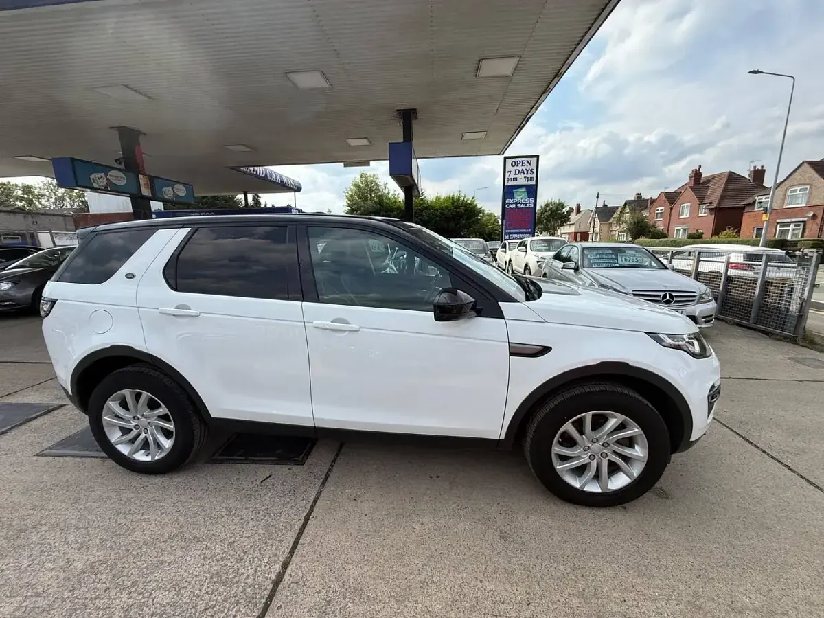 Used Land Rover Discovery Sport SE 177 HP (130 kW) 2017 White SUV