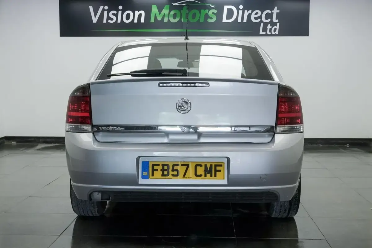 Used Vauxhall Vectra SRi 122 HP (89 kW) 2008 Silver Hatchback