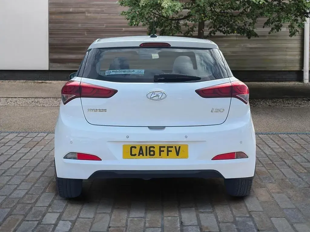 Used Hyundai i20 SE 82 HP (60 kW) 2016 White Hatchback