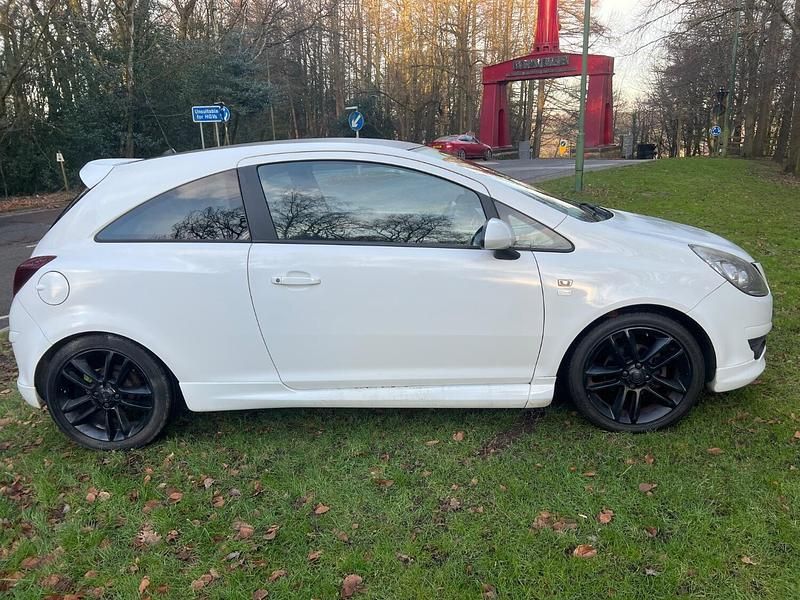 Used Vauxhall Corsa Edition 85 HP (62 kW) 2011 White Hatchback