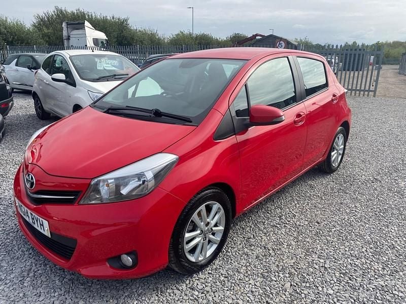 Used Toyota Yaris 90 HP (66 kW) 2014 Red Hatchback
