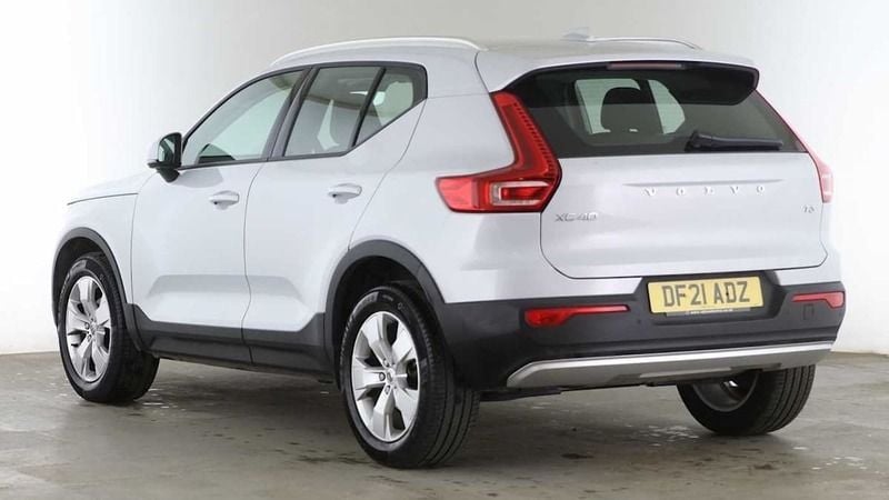 Used Volvo XC40 Momentum 161 HP (118 kW) 2021 729 glacier silver SUV