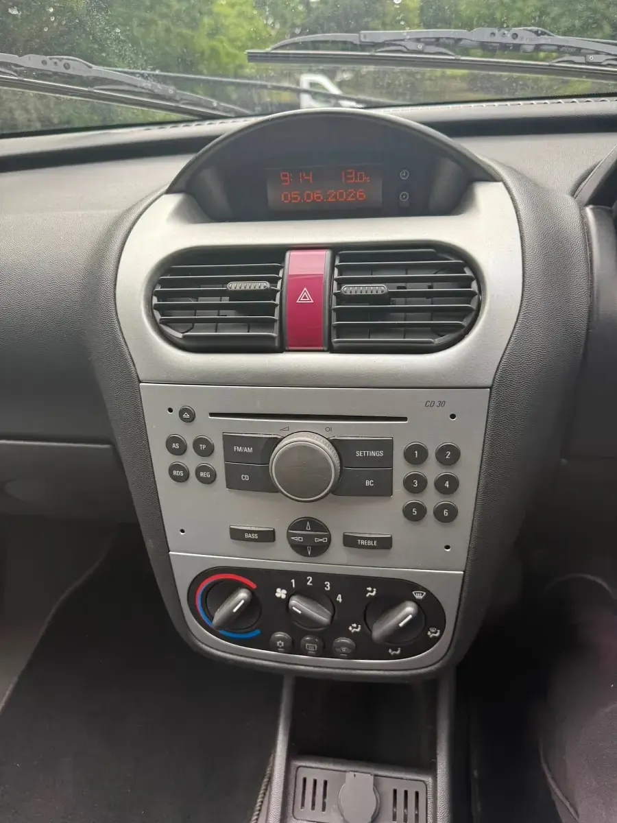 Used Vauxhall Corsa 90 HP (66 kW) 2004 Silver Hatchback