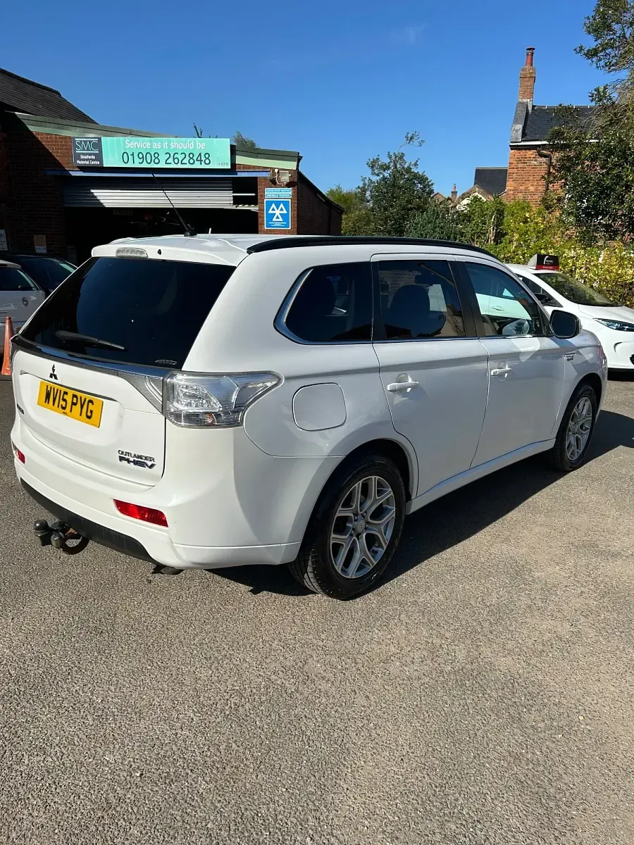 Used Mitsubishi Outlander P-HEV 2015 White Estate