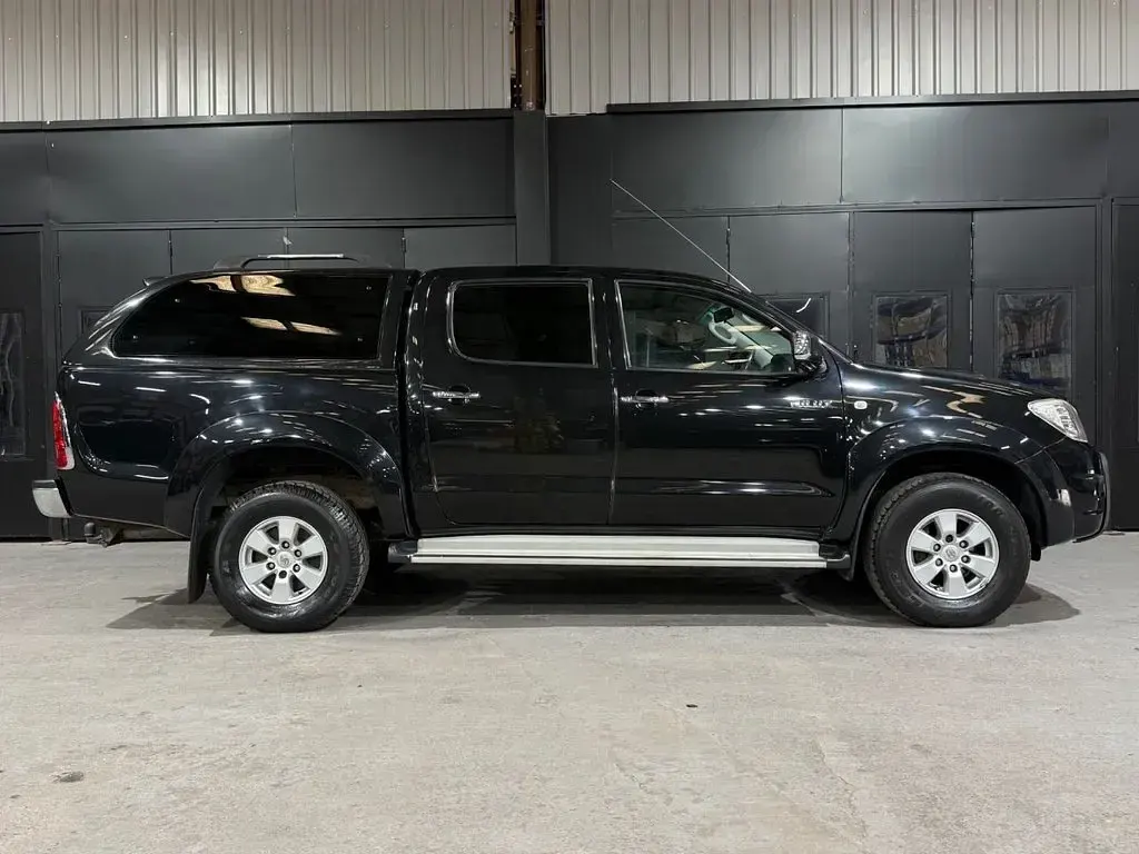 Used Toyota HiLux 144 HP (105 kW) 2010 Black Pickup