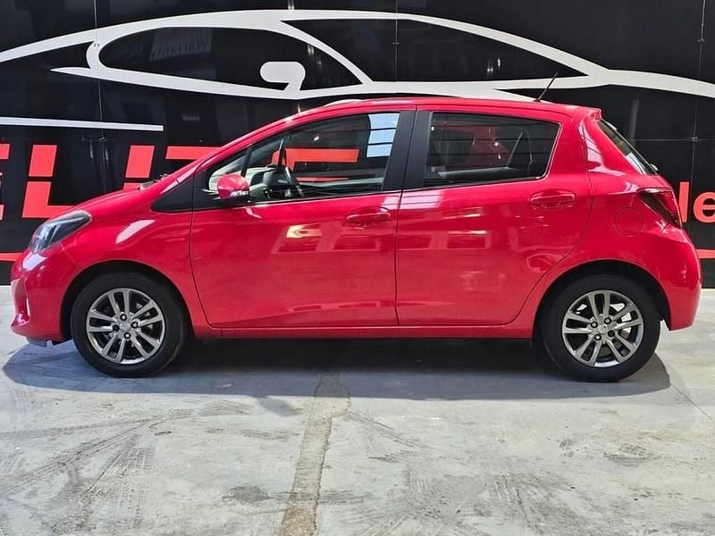 Used Toyota Yaris 99 HP (72 kW) 2015 Red Hatchback