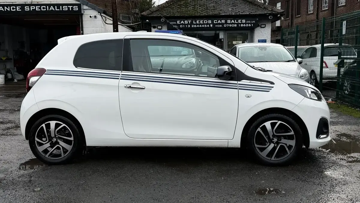 Used Peugeot 108 Collection 82 HP (60 kW) 2018 White Hatchback