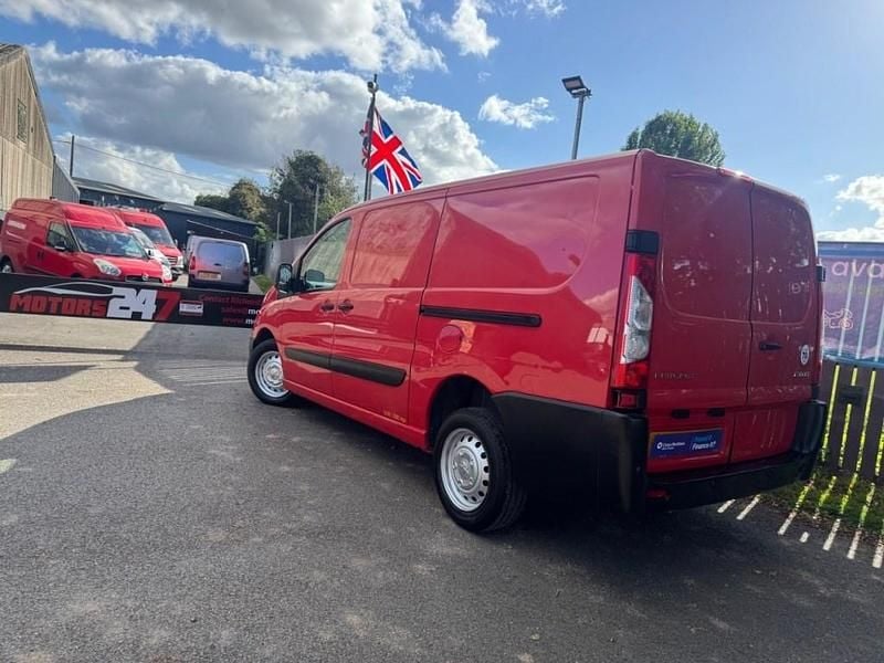Used Peugeot Expert 90 HP (66 kW) 2014 Red Van