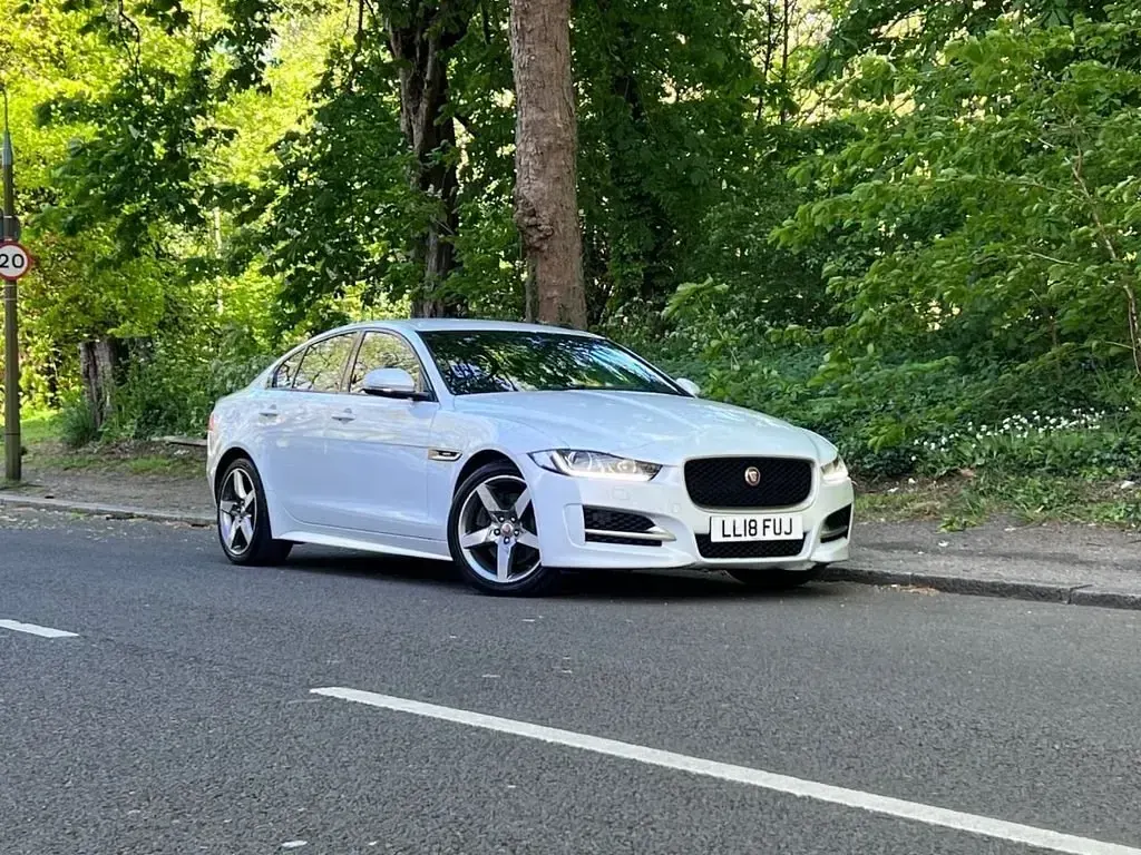 Używany Jaguar XE Ingenium 200 KM (147 kW) 2018 Biały Sedan/Limuzyna