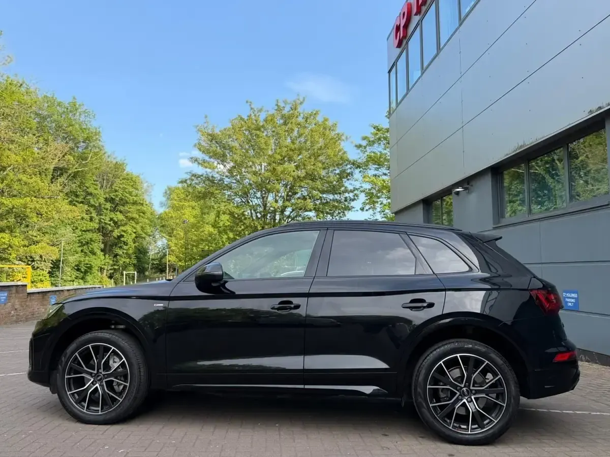 Second-hand Audi Q5 Black Edition 268 CP (197 kW) 2024 Negru SUV