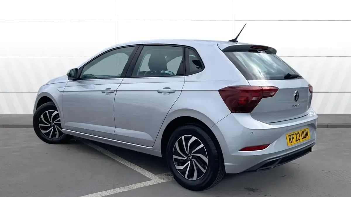 Begagnad VW Polo Life 95 HK (69 kW) 2023 Silver Halvkombi