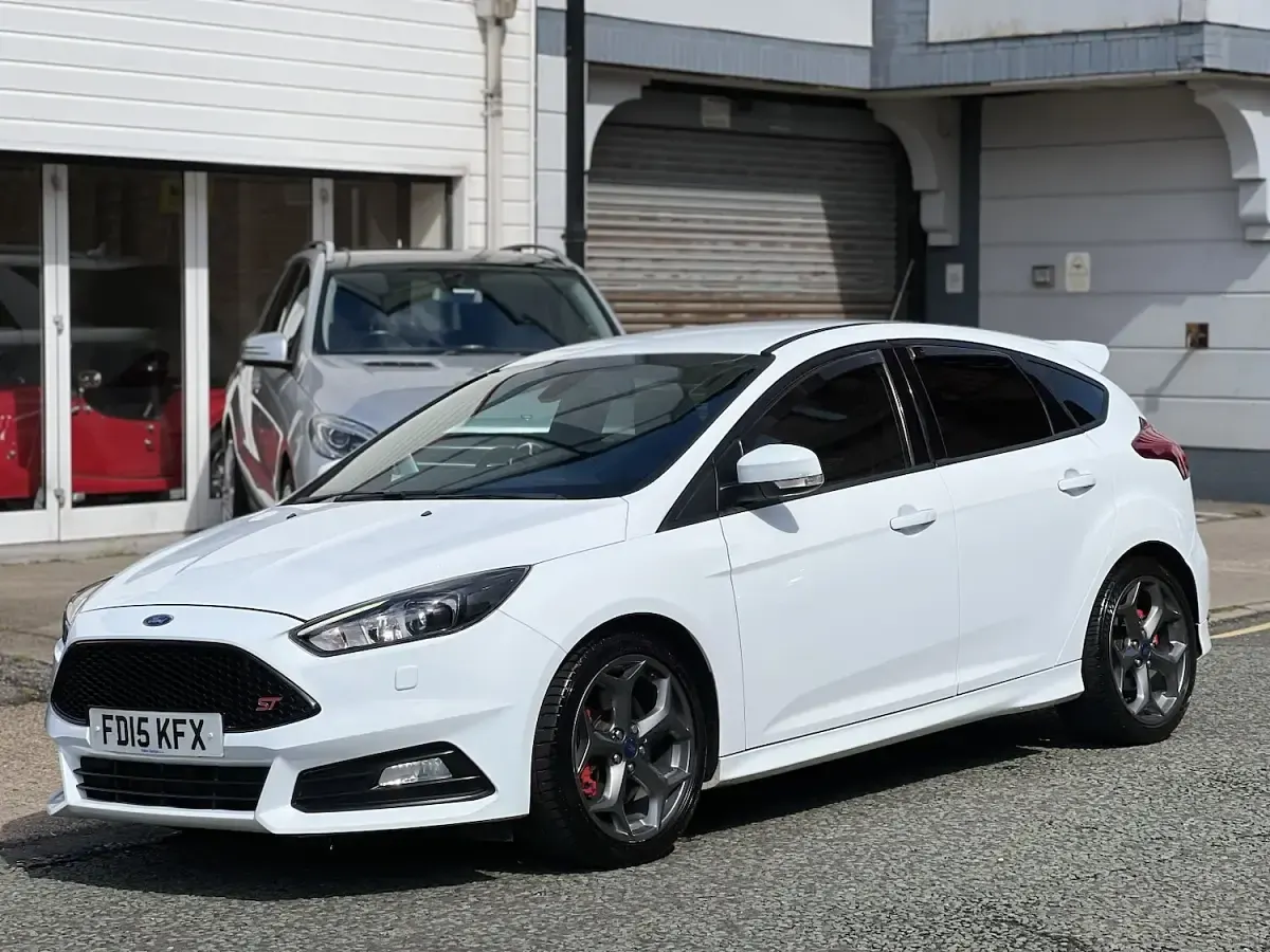 Used Ford Focus ST 250 HP (183 kW) 2015 White Hatchback
