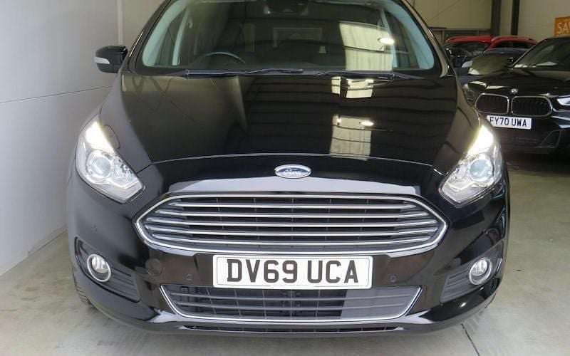 Used Ford S-MAX Titanium 150 HP (110 kW) 2019 Black MPV