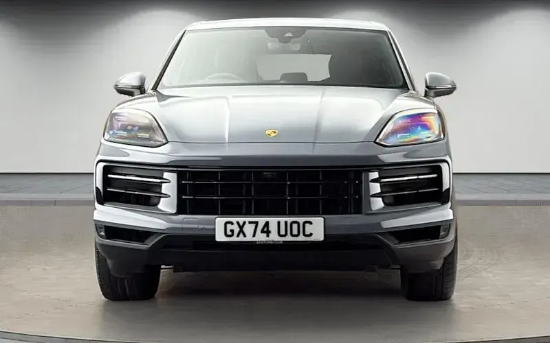 Begagnad Porsche Cayenne 470 HK (345 kW) 2024 Grå SUV