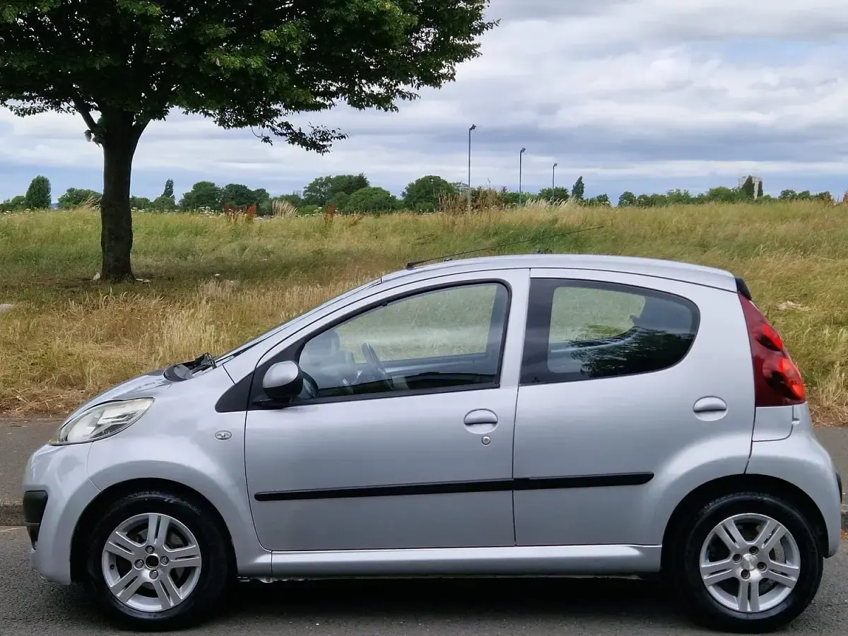 Used Peugeot 107 Active 68 HP (50 kW) 2013 Silver Hatchback