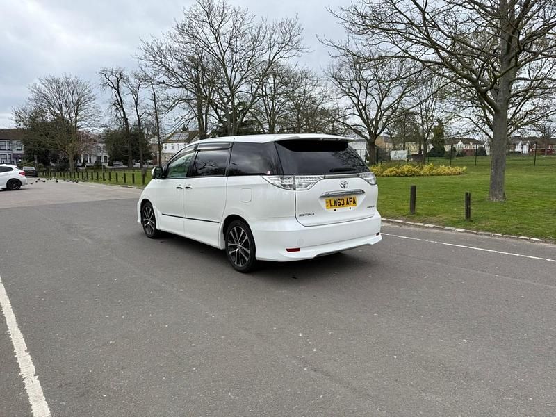 Begagnad Toyota Estima 170 HK (125 kW) 2013 Vit Minibuss