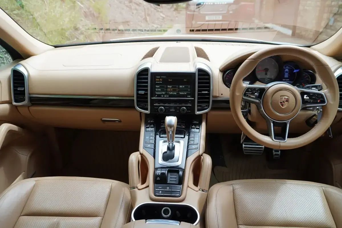 Used Porsche Cayenne 385 HP (283 kW) 2016 White SUV