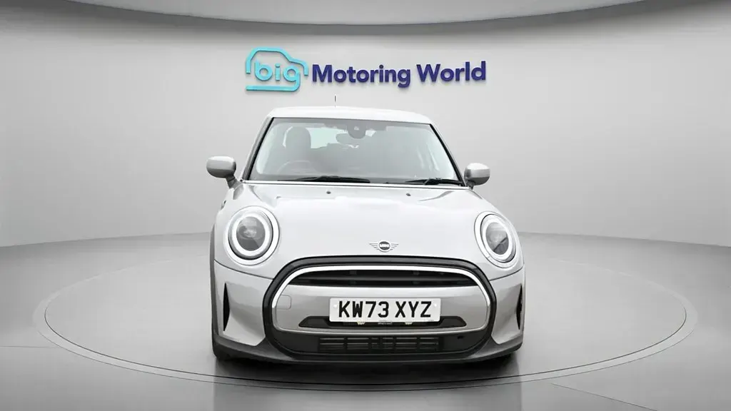 Usado Mini Cooper Classic 136 CV (100 kW) 2023 Plateado Utilitario