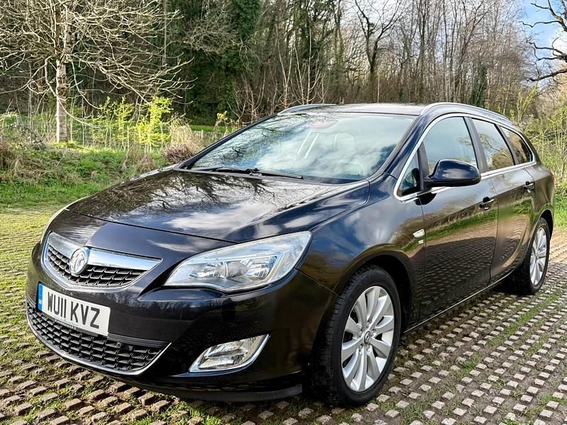 Used Vauxhall Astra 123 HP (90 kW) 2011 Black Estate