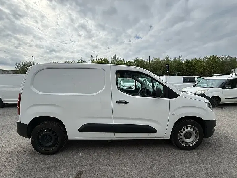 Used Vauxhall Combo Edition 75 HP (55 kW) 2022 White MPV