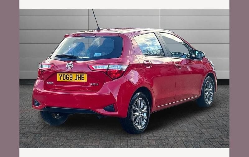 Used Toyota Yaris 111 HP (81 kW) 2019 Red Hatchback