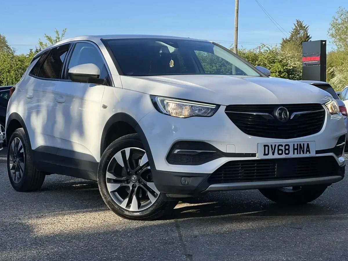 Used Vauxhall Grandland X Sport 130 HP (95 kW) 2018 White SUV