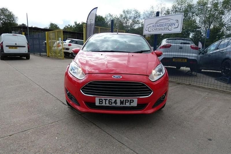 Used Ford Fiesta Zetec 82 HP (60 kW) 2014 Red Hatchback