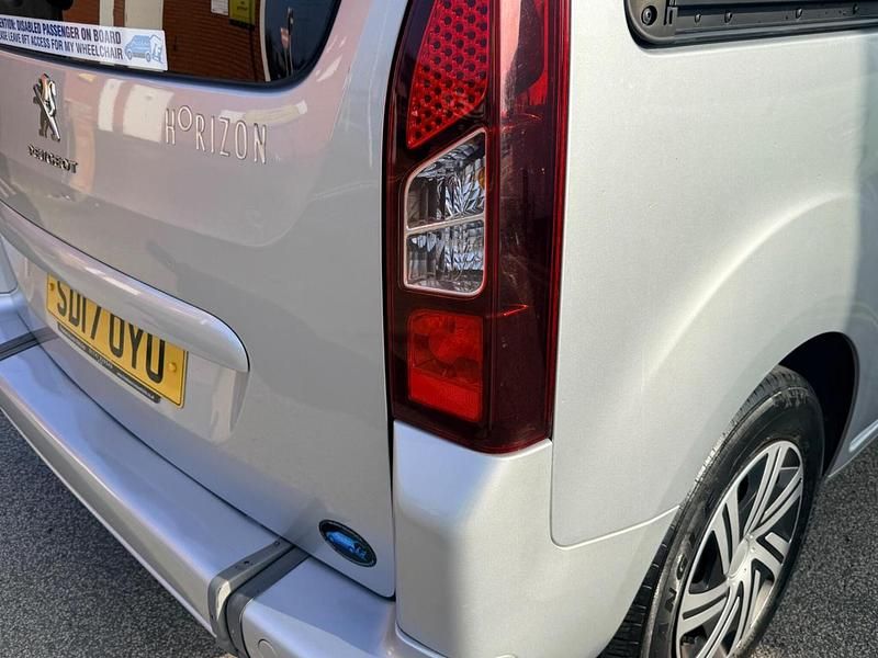 Used Peugeot TePee Active 98 HP (72 kW) 2017 Grey MPV