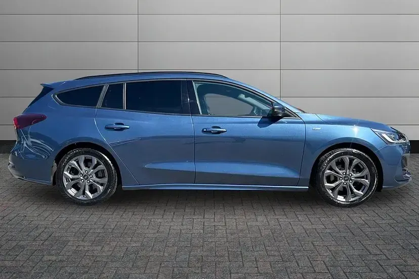 Used Ford Focus ST-Line 123 HP (90 kW) 2023 Blue Estate