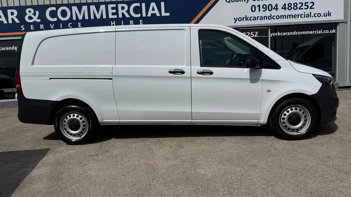Used Mercedes Vito Progressive 161 HP (118 kW) 2021 White Van