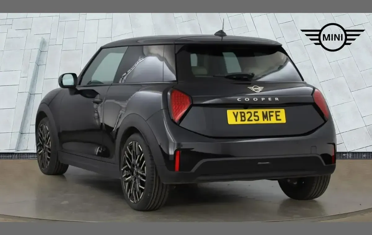 Begagnad Mini Cooper Hatch 113 kW (154 HK) 2025 Svart Halvkombi