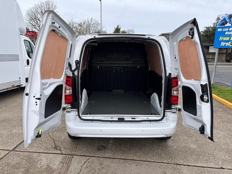 Used Vauxhall Combo 100 HP (73 kW) 2023 White MPV