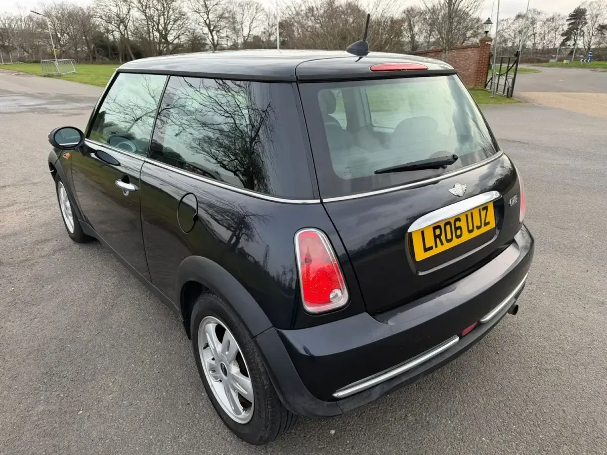 Usado Mini ONE Hatch 90 CV (66 kW) 2006 Negro Utilitario