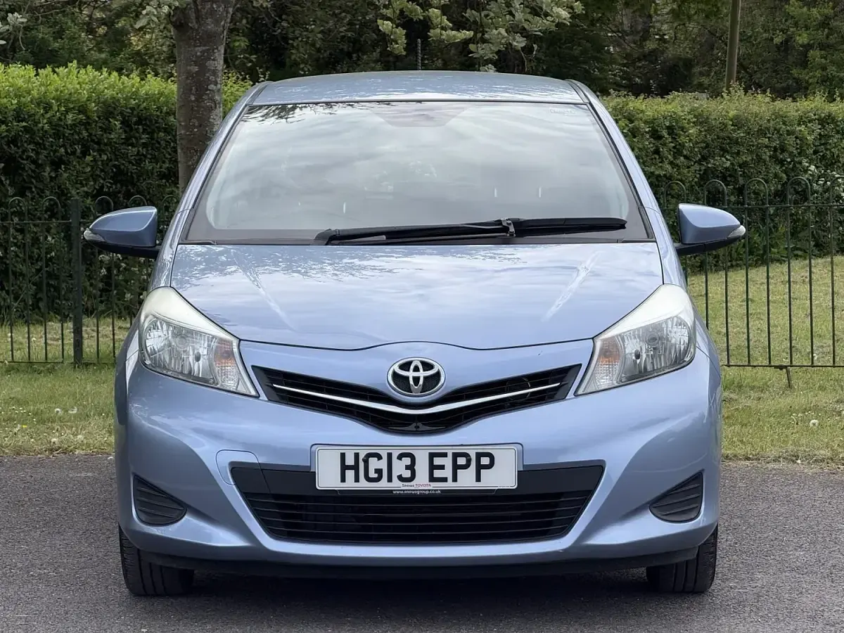 Used Toyota Yaris 99 HP (72 kW) 2013 Blue Hatchback