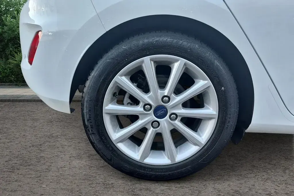 Begagnad Ford Fiesta Titanium 125 HK (91 kW) 2017 Vit Halvkombi