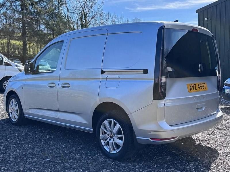 Usado VW Caddy Pro 102 HP (75 kW) 2023 Prateado Monovolume