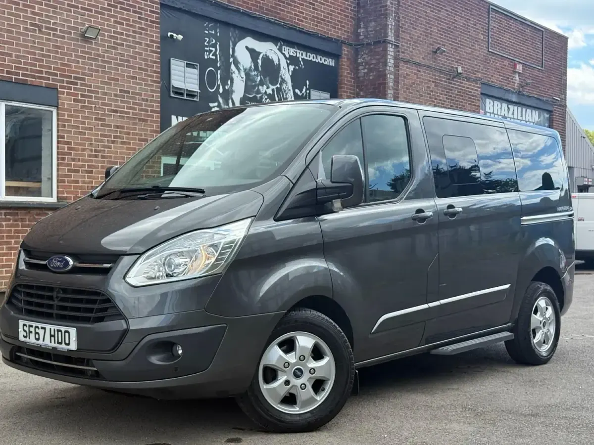 Usado Ford Tourneo Titanium 130 HP (95 kW) 2017 Cinzento Monovolume