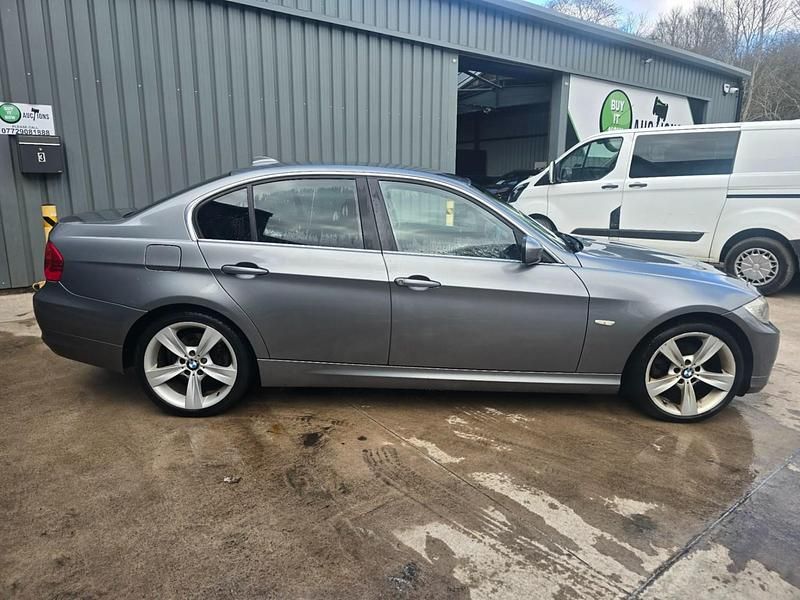 Begagnad BMW 318 Exclusive 2011 Grå Sedan
