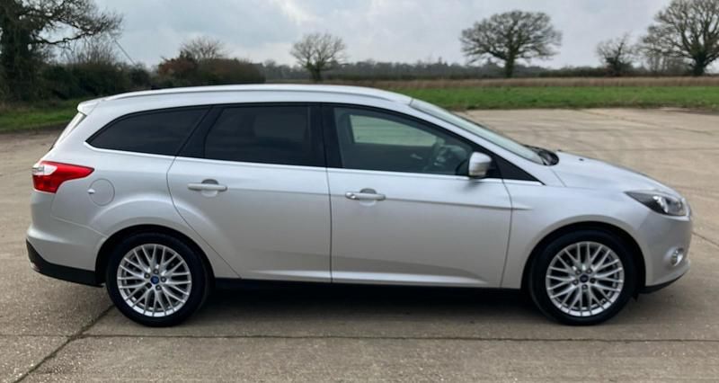 Used Ford Focus Zetec 125 HP (91 kW) 2013 Silver Estate