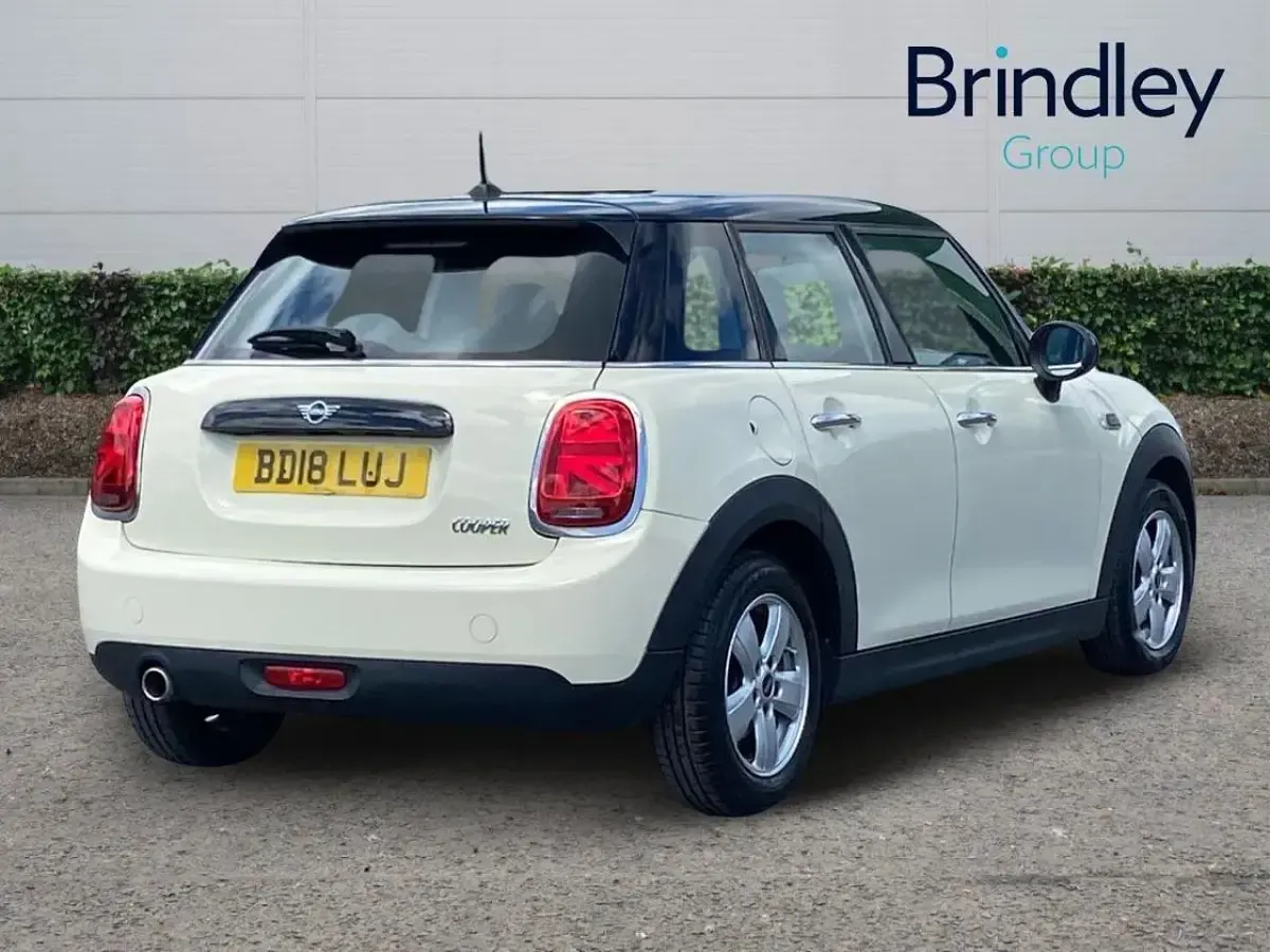 Used Mini Cooper Hatch 134 HP (98 kW) 2018 White Hatchback