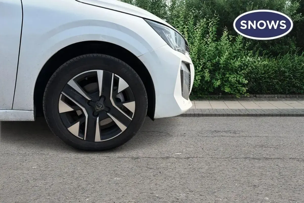 Used Peugeot e-208 Allure 100 kW (136 HP) 2025 White Hatchback