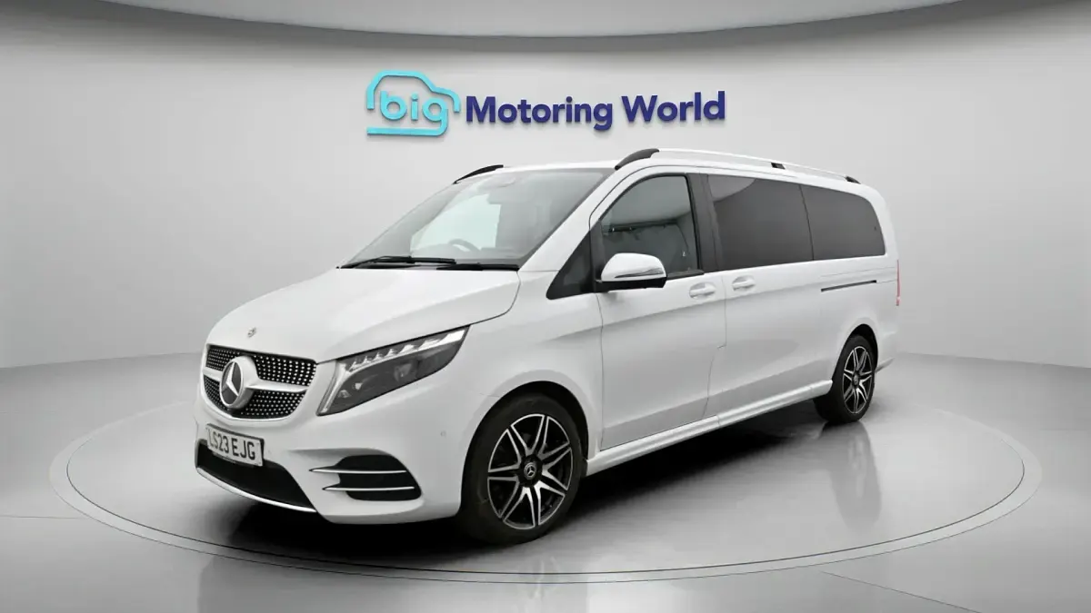 Used Mercedes V300 AMG line 237 HP (174 kW) 2023 White MPV