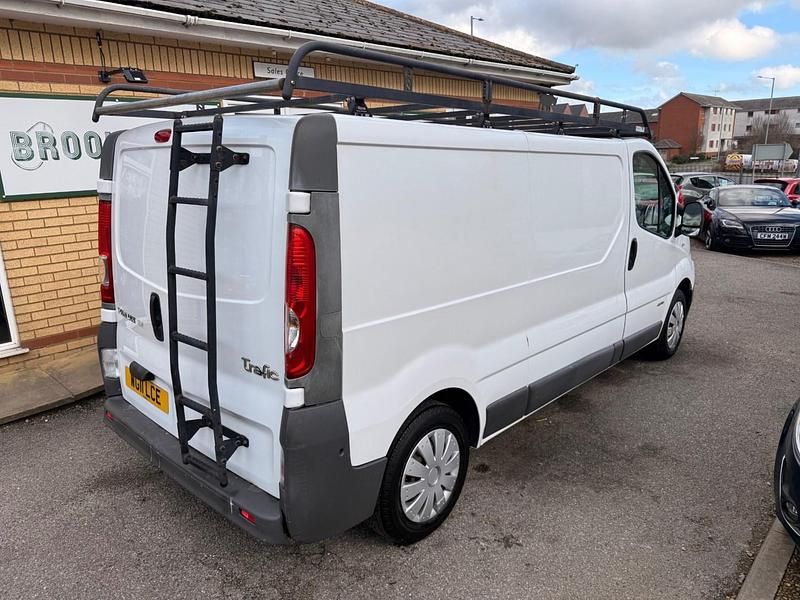 Usado Renault Trafic 115 HP (84 kW) 2011 Branco Monovolume
