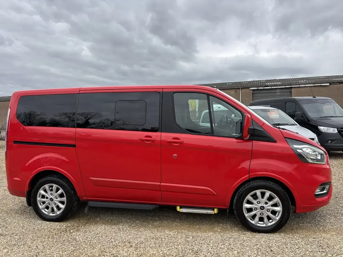 Used Ford Tourneo Titanium 130 HP (95 kW) 2019 Red MPV