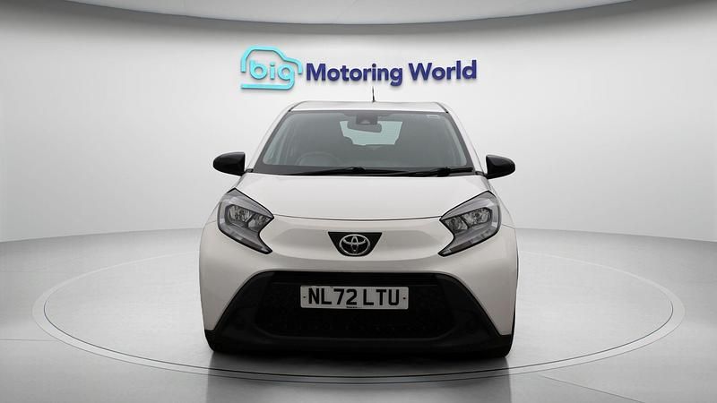Used Toyota Aygo X PURE 72 HP (52 kW) 2022 White SUV