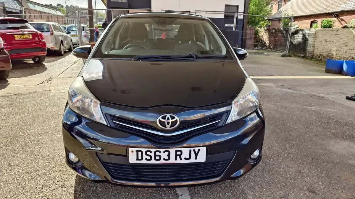 Used Toyota Yaris 69 HP (50 kW) 2014 Black Hatchback