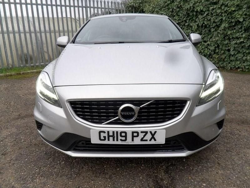Used Volvo V40 R-Design 122 HP (89 kW) 2019 Silver Hatchback